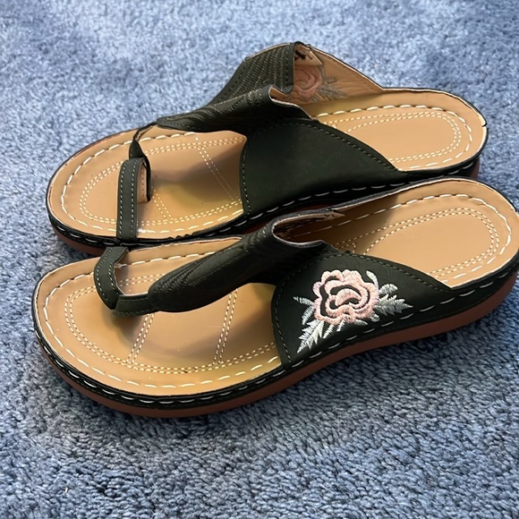New embroidered sandals - Picture 2 of 4
